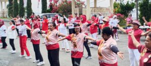 Sebelum lomba di mulai, Pengurus dan Anggota DWP Papua mengikuti senam bersama