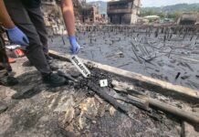 Polisi saat melakukan olah TKP, di lokasi kebakaran DOK V bawah.