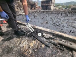 Polisi saat melakukan olah TKP, di lokasi kebakaran DOK V bawah.