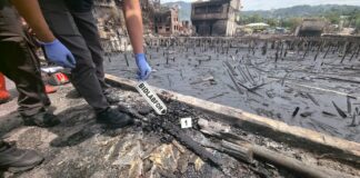 Polisi saat melakukan olah TKP, di lokasi kebakaran DOK V bawah.