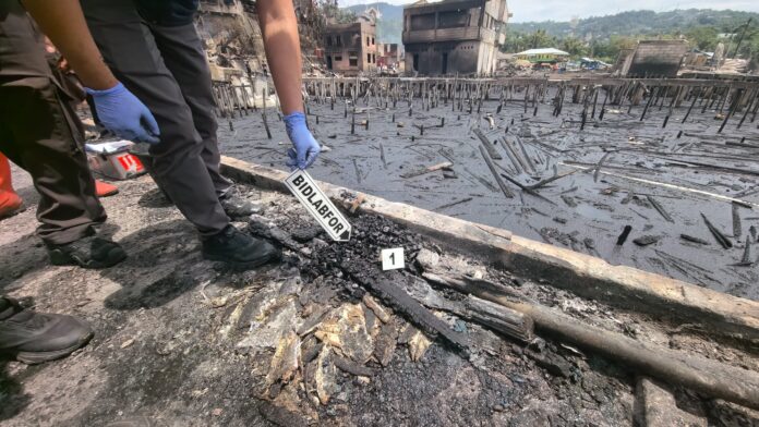 IMG-20260901-WA0148 Polisi saat melakukan olah TKP, di lokasi kebakaran DOK V bawah.